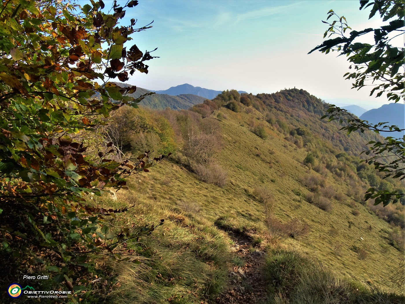 66 In discesa dal Castel Regina sul sent. 596 per il Pizzo Cerro  in cresta tra Val Brembana e Val Brembilla .JPG